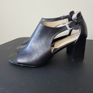 Adrienne Vittadini Women's 7.5‎ Ricochet Buckle Sandal Black Leather Black Heel